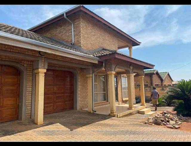 5 BEDROOM HOUSE FOR SALE IN SHAYANDIMA